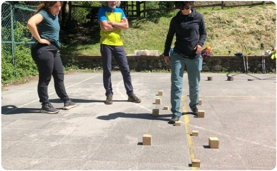 Gruppo durante un momento di team building outdoor