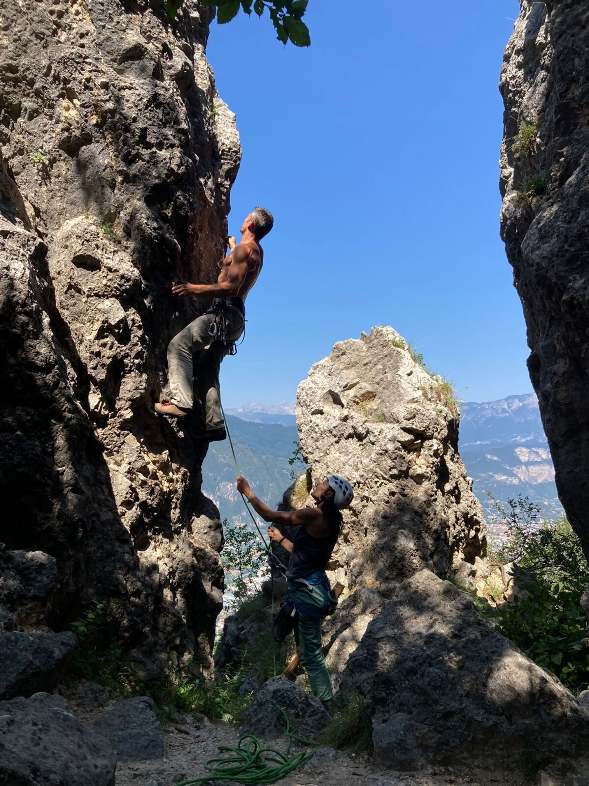 Mattia Filippi in arrampicata con la compagna di cordata in sicura, falesia in Trentino