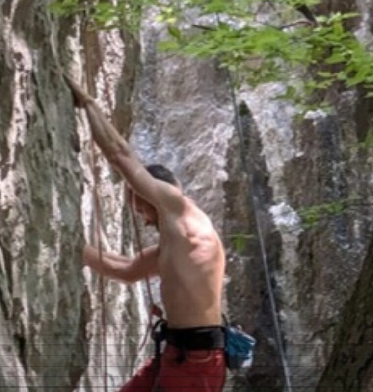 Mattia Filippi, maestro di arrampicata, in parete